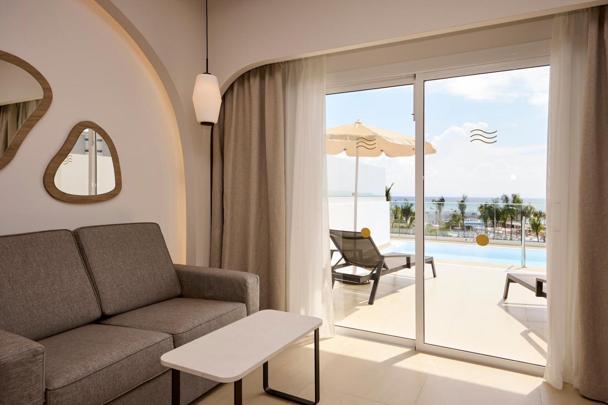 Swim-Up Junior Suite Ocean View +18 years old